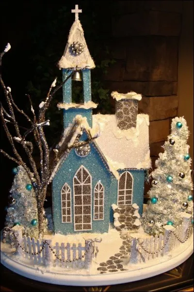 Quel acteur joue le rôle du curé en charge de l'église d'un village italien nommé Brescello, dont le maire est Peppone, dans un film de Julien Duvivier ?