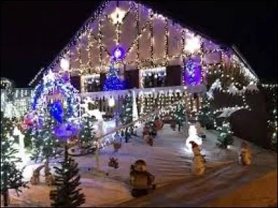 Nous allons en prendre plein les yeux avec les illuminations de cette maison de Vendeuvre-sur-Barse. Ville Auboise, elle se situe en région ...