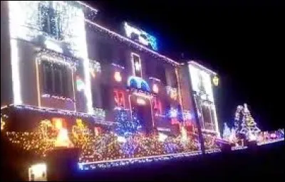 Je vous emmène voir des illuminations à Bayonne. Ville aquitaine à la confluence de l'Adour et de la Nive, elle se situe dans le département ...