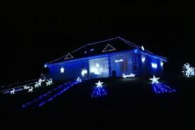 Le point de départ de cette balade de Noël se fait devant cette maison illuminée de Domérat. Ville auvergnate, dans l'agglomération de Montluçon, elle se situe dans le département ...