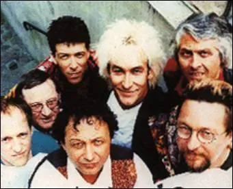 Selon le groupe Tri Yann, qui chante avec le renard et la belette ?