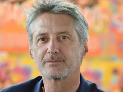 Dans quel dessin animé le personnage principal est-il interprété par Antoine de Caunes ?