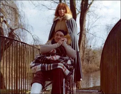 Qui tente de russir dans la vie alors qu'il est 'con et pleurnichard' ?