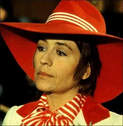 Que vend Annie Girardot au clerg dans 'Elle cause plus... Elle flingue' ?