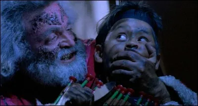 Un jeune garçon se retrouve nez à nez avec un psychopathe déguisé en Père Noël. Quand le monde de l'enfance rencontre celui de l'horreur... Quel est le titre ?