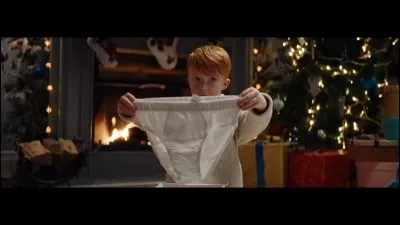 Un petit garçon qui reçoit un slip kangourou (adulte), des jumelles qui ont un enjoliveur et une ventouse, d'autres qui reçoivent un ventilateur et un porte-voix... qui se cache derrière cette pub ?