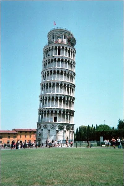 Quelle ville italienne est célèbre pour sa tour penchée ?