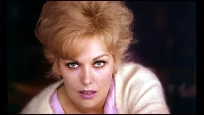 Le grand Alfred Hitchcock dirige James Stewart en 1959 dans un film qui a une affiche avec un fond rouge. Quel est le film ?