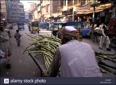 La ville de Peshawar compte près de deux millions d'habitants, le plus simple c'est de prendre un vol pour ...