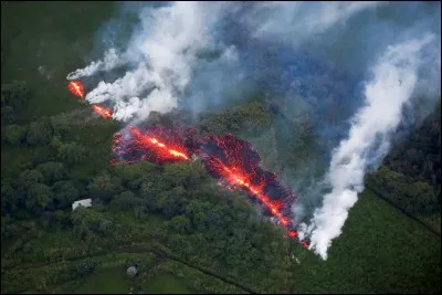 Environ une _____ de volcans sont actifs pendant plus d'/ de ____.