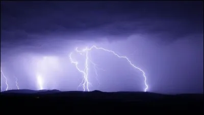Lors d'un orage, si l'on compte 6 secondes entre un éclair et un coup de tonnerre, on sait que l'orage est situé à ___ du lieu où l'on est.