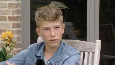 Pourquoi ce garçon s'est-il fait claquer par ses parents ?