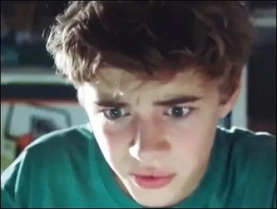 Pourquoi, à un moment, ce garçon crie-t-il dans toute la cour de l'école ?