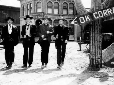 Dans quelle ville eut lieu le fameux règlement de comptes à OK Corral en 1881 ?