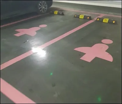 Ces places, à proximité des accès, sont réservées ! Mais à qui, exactement ?