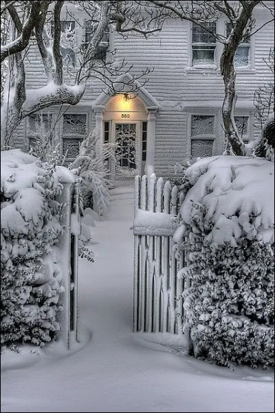 Qui chantait "Un peu perdu et mort de froid, un peu ému comme autrefois, qu'est-ce que je fous dans ce café de Varsovie" ?