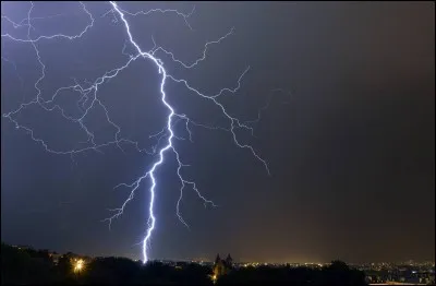 Je zèbre le ciel et je gronde quand je suis en colère et j'en suis devenu noir, je suis...