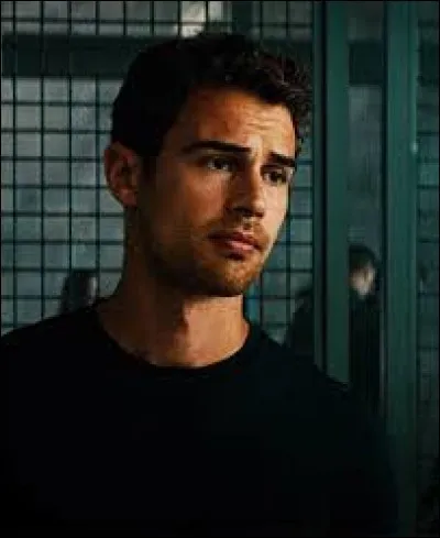 Qui va la réceptionner puis par la suite va devenir son petit ami ?