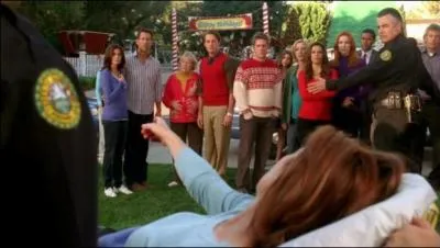 Qui Katherine montre-t-elle du doigt ?