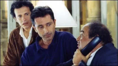 Sur cette image, comment s'appelle le personnage au téléphone dans le film « Dîner de cons » ?