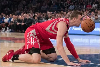Dans quelle franchise joue Sam Dekker ?