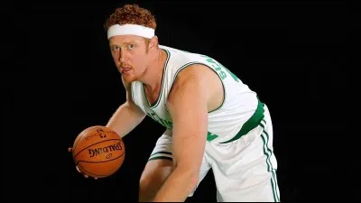 Lequel de ces joueurs n'a jamais mis plus de 20 points par match ?