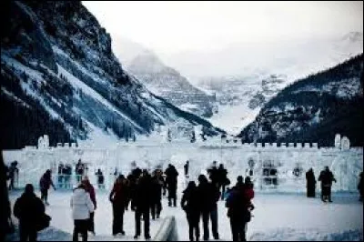 Cette fête a lieu depuis 20 ans au Lac Louise, Parc National de Banff. Chaque année, les organisateurs choisissent des thèmes qui font ressortir le côté artistique de la sculpture sur glace. La compétition dure 36 heures pour que les visiteurs puissent avoir le temps d'admirer les résultats : pendant ce temps, tout ce qui se joue sur glace est offert.
Trouvez le nom de cette fête