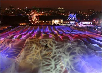 Il y a toute une série d'activités familiales extérieures durant 4 week-ends dans le but de faire découvrir et célébrer les joies de l'hiver. On tient à ce que les gens participent davantage que simplement assister : on va donc miser sur quelques classiques hivernaux tels que le patinage, la glissade et les traîneaux à chiens puis, on ajoute des tyroliennes, des tubes...
Où est-on ?