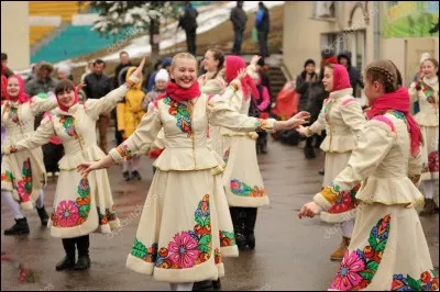 C'est un carnaval de Maslenitsa : on y voit de superbes artistes dans des vêtements traditionnels russes et plein de gaiété, c'est un Mardi gras. Mais la tradition de cuire des crêpes-rondes, jaunes et chaudes comme le soleil est restée.
Situez ce carnaval :