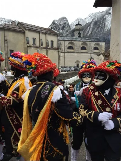 On dit de celui-ci, qu'il est le plus petit : il se trouve dans un village qui est célèbre pour l'ancienneté de son carnaval. Carnaval historique car il date du XVIe siècle et il offre deux grandes tendances : celui des danseurs et celui des masqués. Cette tradition est inspirée d'un rituel de la cour, lorsque les hommes masqués rendaient secrètement visite aux filles.
Où trouver ce carnaval ?