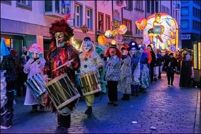 Il s'agit du plus grand festival populaire de Suisse, ce carnaval emblématique vient d'être ajouté à la liste du patrimoine culturel immatériel de l'Unesco. Dès 4h00, la Morgenstreich débute avec près de 12 000 participants, soit à pied ou sur les chars, les cliques et groupes sont avec le Guggenmusik. La fête défile devant plusieurs milliers de spectateurs pendant 72 heures.
Où sommes-nous ?