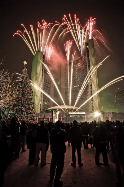 Cet événement magique se tient au Nathan Phillips Square, près du City Hall et marque le début de la saison des fêtes avec de fantastiques feux d'artifices sur fond musical et un anneau pour patiner.
Où se situe cet endroit où l'on présente aussi de nombreux concerts ?