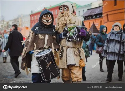 C'est le carnaval orthodoxe slave : la semaine des crêpes est une fête folklorique qui date de l'ère païenne. Au programme, une foule d'activités accessibles : des bals masqués et d'excitantes batailles de boules de neige, des courses endiablées en toboggan, des jeux de balançoire et des balades en troïka. Fin février, on se retrouve pour quelle festivité ?