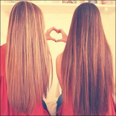 Qui a les cheveux très longs ?