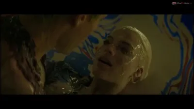 Dans cette scène Harley saute dans un bain...