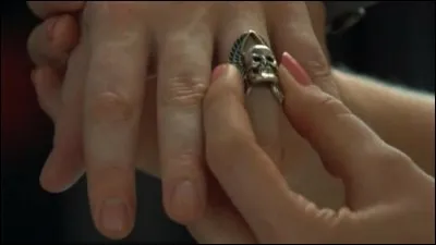 Pour le premier mariage d'Angus et Laura, qu'a mis comme alliance le témoin ?