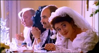 Qui joue le prêtre débutant pour le deuxième mariage de Bernard et Lydia ?