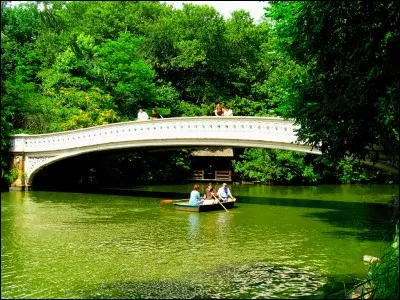 Dans Spiderman 3, un moment quand Peter va voir Mary Jane pourquoi cette dernière fait-elle la tête ?