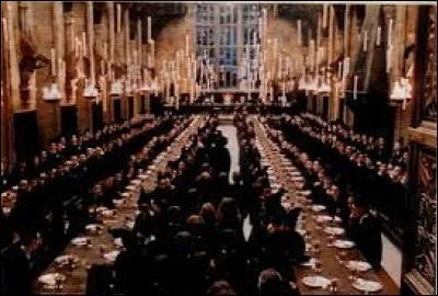 Pour Halloween comment est décorée la grande salle ?