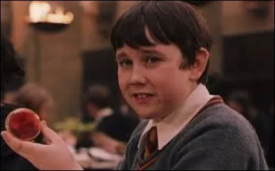 Quel sort lance Hermione à Neville ?