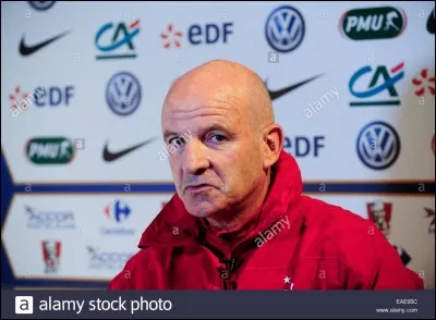 Comment s'appelle l'adjoint de Didier Deschamps ?