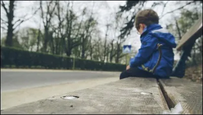 Si tu vois un enfant perdu, que fais-tu ?