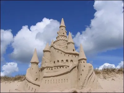 Des enfants construisent un château de sable, que fais-tu ?