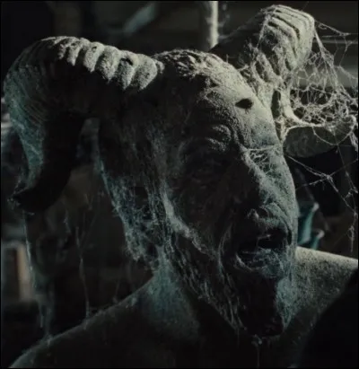 Percy et ses amis sont à la recherche d'une perle qui se trouve dans le jardin avec des statues en pierre soudain Groover voit son oncle qui est pétrifié par Méduse ! Mais grâce à quoi a-t-il reconnu son oncle ?