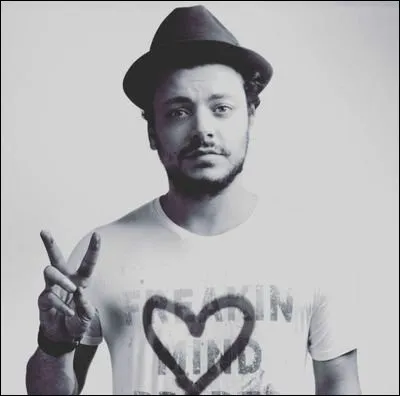 Avec quel humoriste partage-t-il l'affiche pour le spectacle "Tout est possible" ?