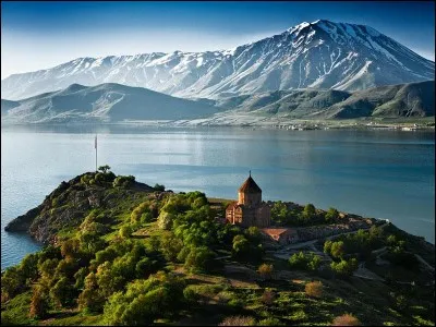 Quel est ce lac de l'est de l'Arménie, véritable mer intérieure, situé à environ 2 000 mètres d'altitude, qui doit son nom à une ville située sur sa rive ouest ?