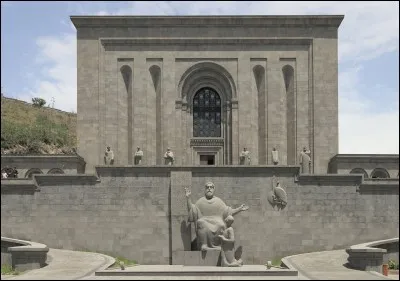 Le musée arménien le plus connu est sans conteste le Matenadaran dont vous voyez en photo la façade principale. Que contient-il ?