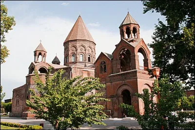 Quelle branche de la religion chrétienne est de très loin le culte majoritaire en Arménie ?