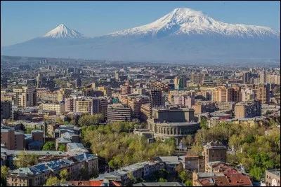 Quel est le code du seul aéroport international d'Arménie (ne cherchez pas midi à quatorze heures, c'est simple et logique) ?