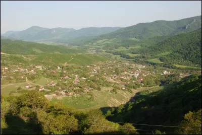 Quel est cet État, autoproclamé indépendant, mais non reconnu par l'ONU, situé au sud-est de l'Arménie, peuplé à plus de 95 % d'Arméniens, mais revendiqué par l'Azerbaïdjan depuis la dissolution de l'URSS ?